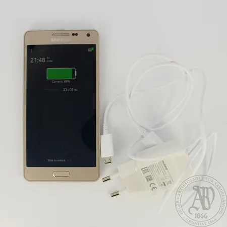 Puhelin Samsung Galaxy A5, laturi ja myyntilaatikko