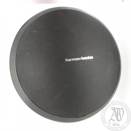 Bluetooth-kaiutin Harman Kardon Onyx Studio. Lähetetään postipakettina.
