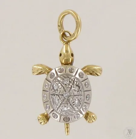 Kilpikonnariipus timanteilla 7xn.0.01ct, korkeus 25mm, 750 kelta- ja valkokulta, paino 2,7g
