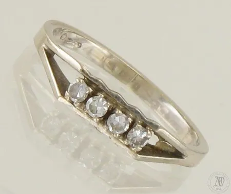 Timanttisormus 4xn.0.03ct 8/8-hiontaisia, koko 17, 750 valkokulta, paino 2,1g