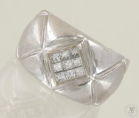 Timanttisormus 9xn.0.03ct, koko 16¾, 750 valkokulta, paino 14,0g