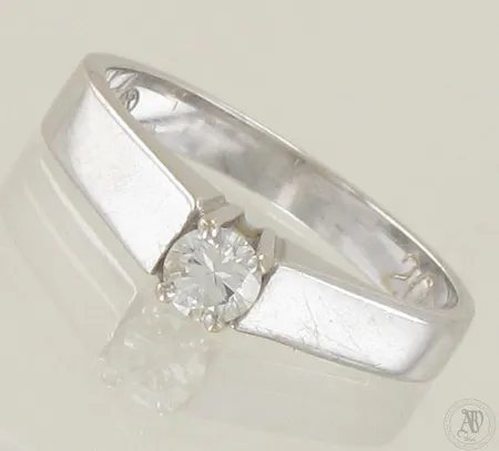 Timanttisormus 1xn.0.20ct, kaiverrus 20, koko 17¼, 750 valkokulta, paino 4,0g