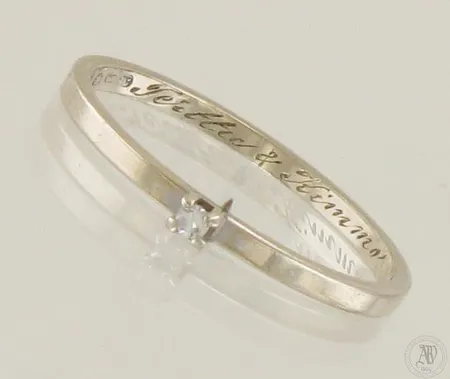Timanttisormus 1xn.0.02ct, kaiverrettu, koko 17¼, 750 valkokulta, paino 1,3g