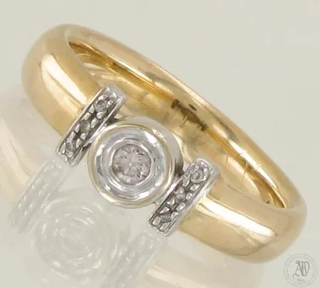 Timanttisormus 1xn.0.06ct 6xn.0.005ct, koko 17½, 585 kelta- ja valkokulta, paino 5,3g