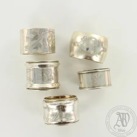 Viisi servettirengasta, kaiverrettuja, yksi viallinen, korkeyudet 20-30mm, 813-830, paino 61,7g  