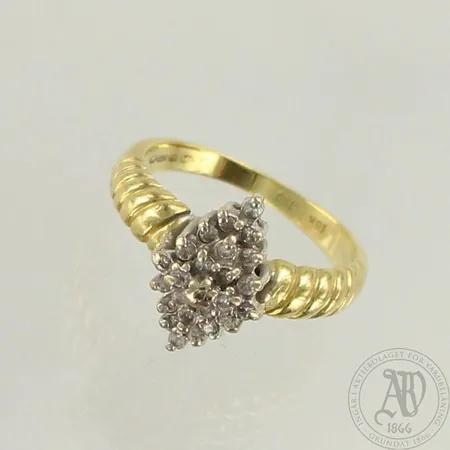 Timanttisormus 24xn.0.005ct, koko 16¼, 750 kelta- ja valkokulta, paino 4,3g 