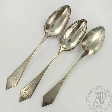 Kolme ruokalsuikkaa, kaiverrettu, pituus 220mm, 813, paino 175,0g 