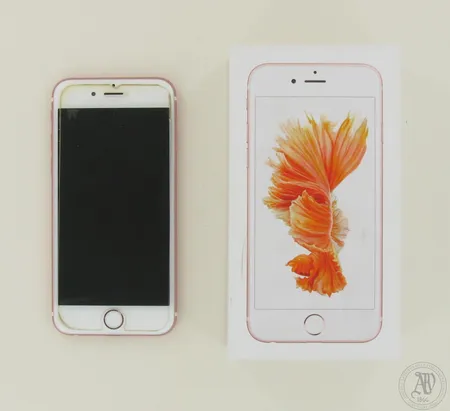 Älypuhelin Apple iPhone 6S 64Gt, väri ruusukulta, kuulokkeet, laturi, kuitti 1/2016, laatikko