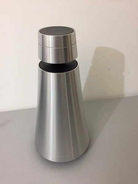 Aktiivikaiutin BeoSound 1, laatikko, kuitti 6/2017  Suunnittelija: Torsten Valeur, David Lewis Designers, paino ja mitat: 3.5 kg ja 16.2 x 32.7 cm K x L, langattomat verkot: Wi-Fi/WLAN 802.11 b/g/n/ac (2.4 GHz & 5 GHz), Bluetooth 4.2, akku: ladattava Li-ion akku, kesto 16 tuntia / 4 tuntia normaalilla / lujalla äänen voimakkuudella, kuoren materiaali alumiini, striimausformaatit: Apple AirPlay, Chromecast built-in, Bluetooth Audio. 
