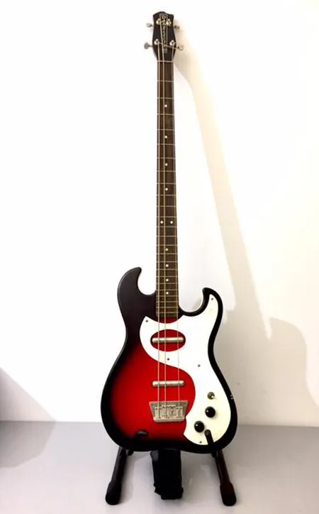 Sähköbasso Dan Electro, käytön jälkiä, 1 kieli puuttuu, vaahterakaula, ruusupuuotelauta, runko poppelia/masoniittia, mikrofonit 2 x AlNiCo lipstick single coils, 1 volume, 1 tone, 3-asentoinen mikrofoninvalitsin, pehmeä laukku. Ota yhteys panttilainaamoon kuljetusmaksusta sopimiseksi.