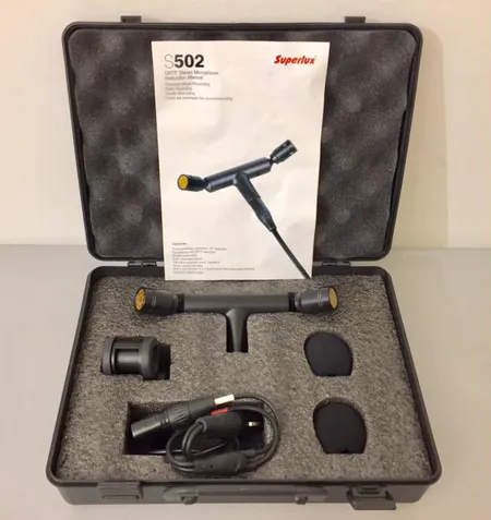 Stereomikrofoni Superlux S502 ORTF, liitäntäjohto, kaksi tuulisuojaa, kiinnitysadapteri, käyttöohje, kova laukku, lisätietoja linkistä: https://www.thomann.de/fi/superlux_s502.htm