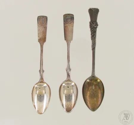 Kolme kahvilusikkaa, 813-830, paino 26,9g