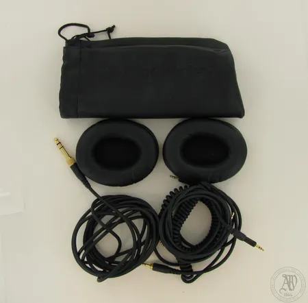 Audio-Technica ATH-M50X studiomonitorikuulokkeet, kolme liitäntäjohtoa, ylimääräiset korvatyynyt, lisätietoa linkistä: https://www.verkkokauppa.com/fi/product/34368/drrbs/Audio-Technica-ATH-M50x-studiomonitorikuulokkeet