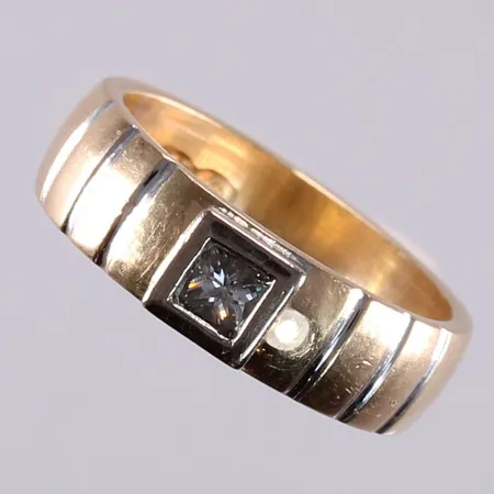 Timanttisormus 1xn.0.22ct princess, koko 18, 585 valko- ja keltakulta, paino 7,2g