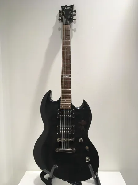 Sähkökitara ESP LTD VIPER 10, SG-malli, lieviä käytön jälkiä ja pari kolhua, made in China, pehmeä fender laukku ja johto.  Ota yhteys panttilainaamoon kuljetusmaksusta sopimiseksi.