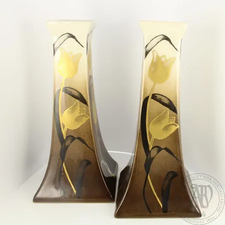 Kynttilänjalat, Arabia, design Heljä Liukko-Sundström, korkeus 230mm.  Lähetetään postipakettina.