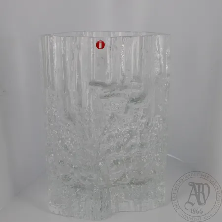 Maljakko, Iittala Pinus, design Tapio Wirkkala, korkeus 165mm, ylälaidassa pieni lohkeama.  Lähetetään postipakettina.