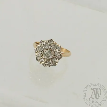 Timanttisormus 1xn.0.35ct ja 16xn.0.02ct, koko 16, 585, paino 3,6g