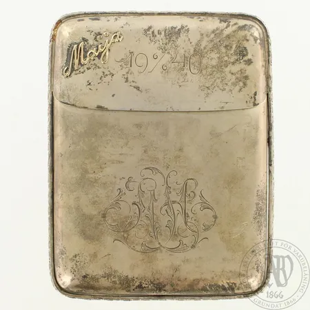 Savukerasia kultamonogrammeilla, kaiverrettu, vuodelta 1939, koko 77x98mm, 813, paino 97,3g