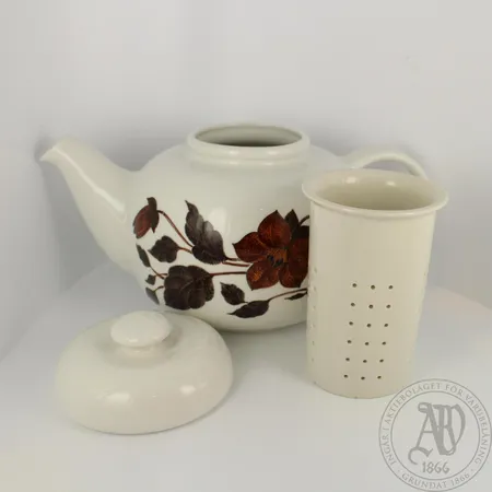 Teekannu, Arabia Tea for Two, design Gunvor Olin-Grönqvist, korkeus 140mm, kunto hyvä.  Lähetetään postipakettina.