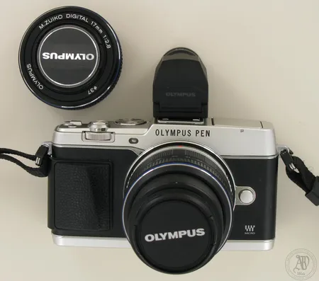 Kameranrunko Olympus Pen E-P5 ja kaksi objektiivia: Olympus digital 14-42mm MSC ja Olympus M.Zuiko Digital 17mm 1:2,8 ja Olympus Electronic view finder VF-2, mukana laturi ja ostokuitti 2014, (muistikortti puuttuu)