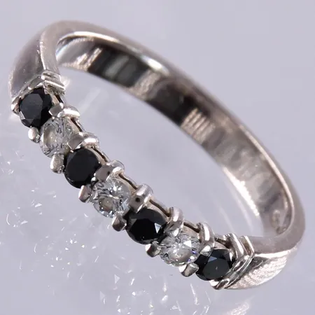 Timanttisormus 3xn.0.04ct ja 4xn.0.05ct mustia, koko 17, laatikko ja Sandbergin takuutodistus, 750 valkokultaa, paino 3,6g