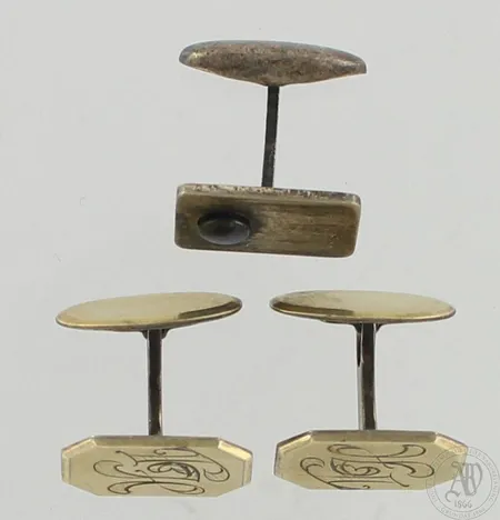 Kolme kalvosinnappia, kaiverrettu, 830br, paino 12,2g 