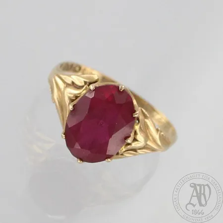 Kivisormus, kaiverrettu, koko 18½, 585br, paino 2,6g 