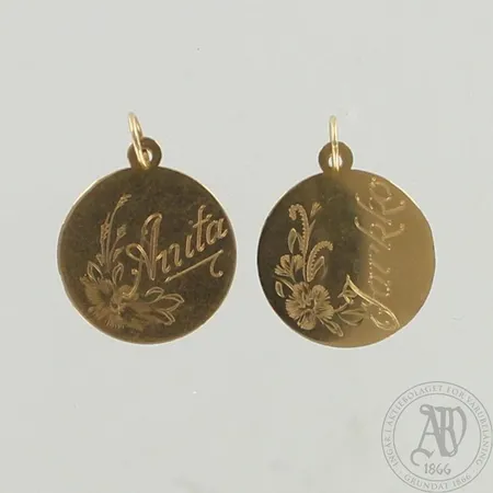 2 riipusta, kaiverrettu, korkeus 20mm, 585, paino 1,5g 