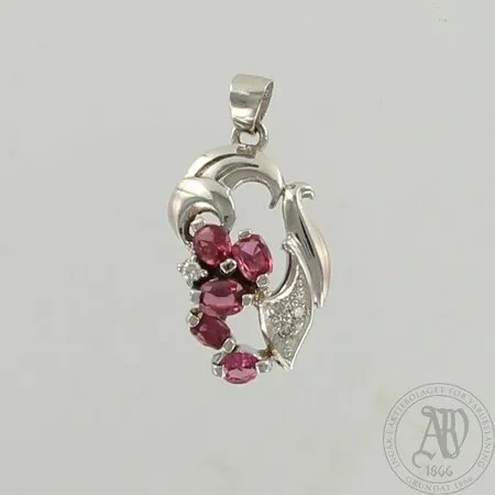 Kiviriipus timanteilla 4xn.0.01-0.02ct, korkeus 25mm, 750 valkokulta, paino 2,8g 