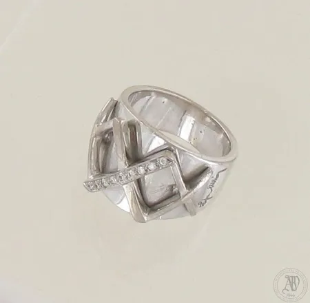 Timanttisormus 9xn.0.01ct, design Efva Attling, koko 18½, 750 valkokulta, paino 25,0g