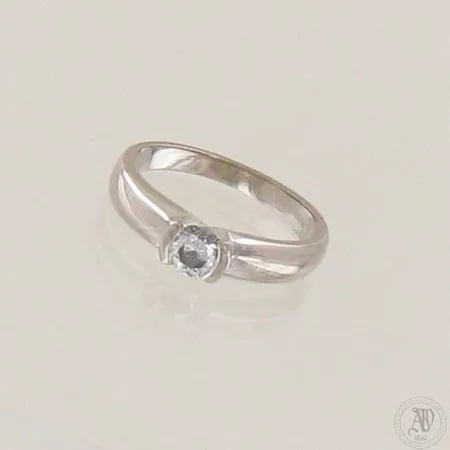 Timanttisormus 1xn.0.26ct, kaiverrettu, koko 15½, 585 valkokulta, paino 3,1g