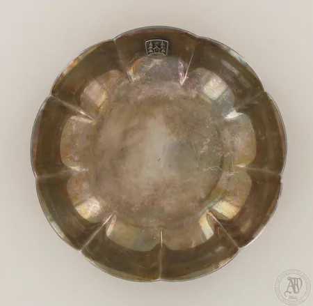 Tarjoiluastia, yrityksen logolla, Ø 140mm, 813, paino 165,8g 
