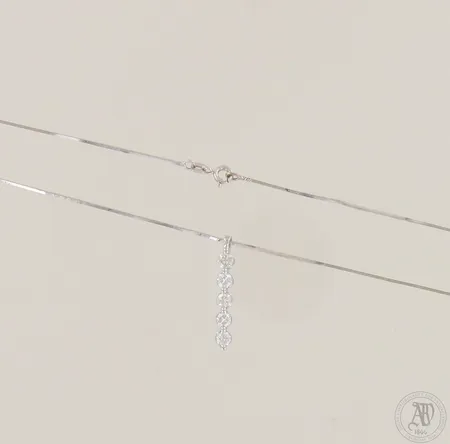 Kaulaketju timanttiriipuksella 5xn.0.25ct, riipuksen korkeus 28mm, ketjun pituus 45cm, riipus 750 ja ketju 585 valkokulta, yhteispaino 4,8g
