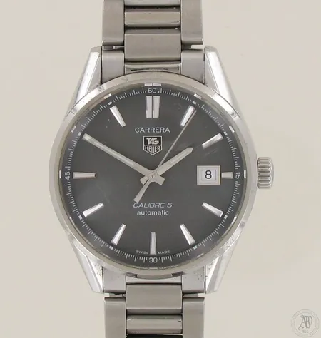 Teräsrannekello Tag Heuer Carrera Calibre 5, automaatti, hieman käytön jälkiä, naarmuja lasissa kello 13 ja 14 kohdalla, ref: WAR211C-4 WPL 2075, taulun Ø 39mm, rannekkeen pituus 200mm, käyntivara 38 tuntia, laatikko, ohjekirja ja takuukortti