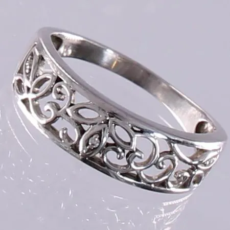 Timanttisormus 3xn.0.005ct, koko 18, 585 valkokultaa, paino 2,8g