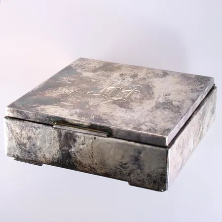 Rasia, hopeaa ja puuta, kaiverrettu, mitat 34x97x97mm, 813br, paino 251,9g