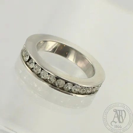 Kivisormus, koko 17½, paksuus 3,4mm,  metallia  Paino: 0 g
