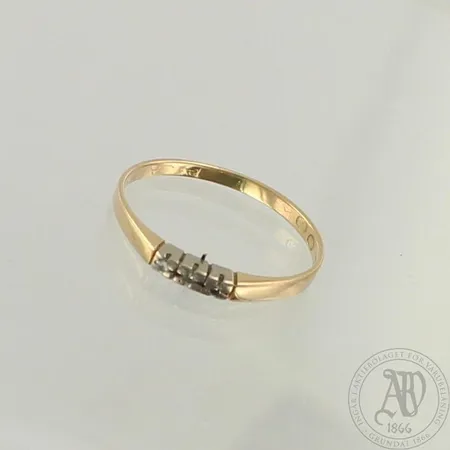 Timanttisormus 3xn.0.005ct, kaiverrettu, koko 16¾, 585 kelta- ja valkokulta, paino 1,2g 