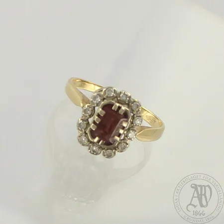 Kivisormus timanteilla 12xn.0.01ct, kaiverrettu, koko 16½, paino 1,8g 