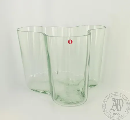 Aalto-maljakko, design Alvar Aalto, signeerattu 72/2002, korkeus 140mm, pieniä käytön jälkiä  Lähetetään postipakettina.