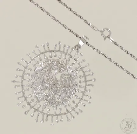 Kaulakoru Täysikuu, design Tapio Wirkkala Kultakeskus, ketjun pituus 45cm ja riipuksen Ø 45mm, 830, paino 13,8g