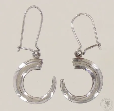 Korvakorut, design Tapio Wirkkala, korkeus 33mm, 925, paino 3,4g