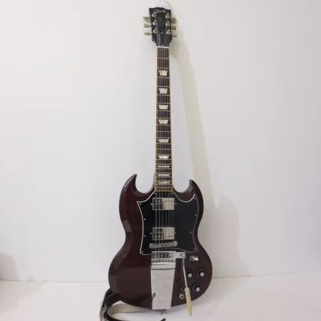 Sähkökitara Gibson SG Angus, Made in Usa, sarjanumero 024770538, vuodelta 2007, kova laukku, pientä käyttökulumaa pinnassa. Ota yhteys panttilainaamoon kuljetusmaksusta sopimiseksi.