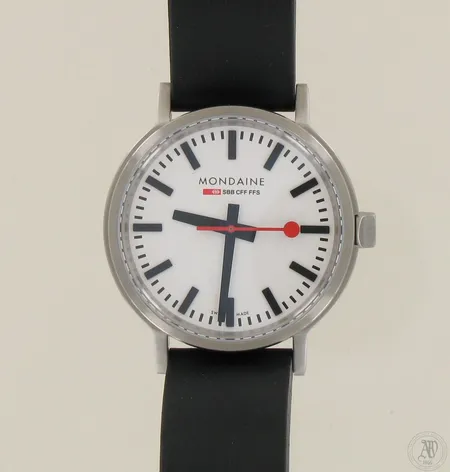 Teräsrannekello Mondaine, design 30358, kaiverrus takakannessa, taulun Ø 40mm, nahkaranneke, laatikko 