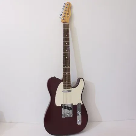Sähkökitara Fender Telecaster U.S.A, sarjanumero Z9558348, pehmeä laukku, ''Highway One'' valmistettu 2006-2011, switchin nuppi puuttuu. Ota yhteys panttilainaamoon kuljetusmaksusta sopimiseksi.