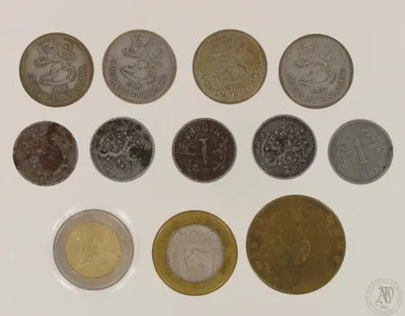 Erä suomalaisia rahoja ja mitali: 9 kpl 1mk:n rahoja vuosilta 1951, 1949, 1950, 1945, 1965, 1966 ja 1968, 1 kpl 2 euron raha 2004, 1 kpl 5euron raha 2011 ja yksi mitali Risto Ryti 1964