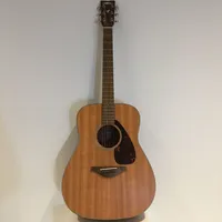 Akustinen kitara Yamaha FG700 MS, pientä käytön jälkeä, pehmeäpussi Ota yhteys panttilainaamoon kuljetusmaksusta sopimiseksi.