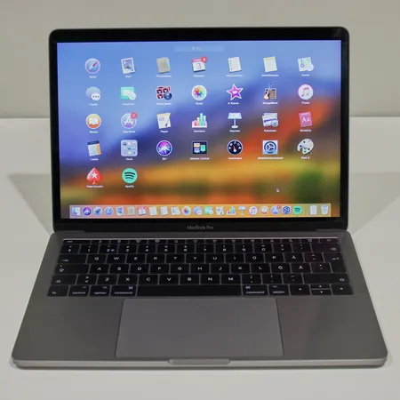 Kannettava tietokone, Apple MacBook Pro 13", malli MPXQ2LL/A, 2-ydin Intel i5-7360U 2,3Ghz, 8Gt LPDDR3, 256Gt SSD, laturi ja laatikko. Lähetetään postipakettina.