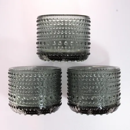 Kolme kynttilälyhtyä, Iittala Kastehelmi, harmaa, korkeus 64mm. Lähetetään postipakettina.
